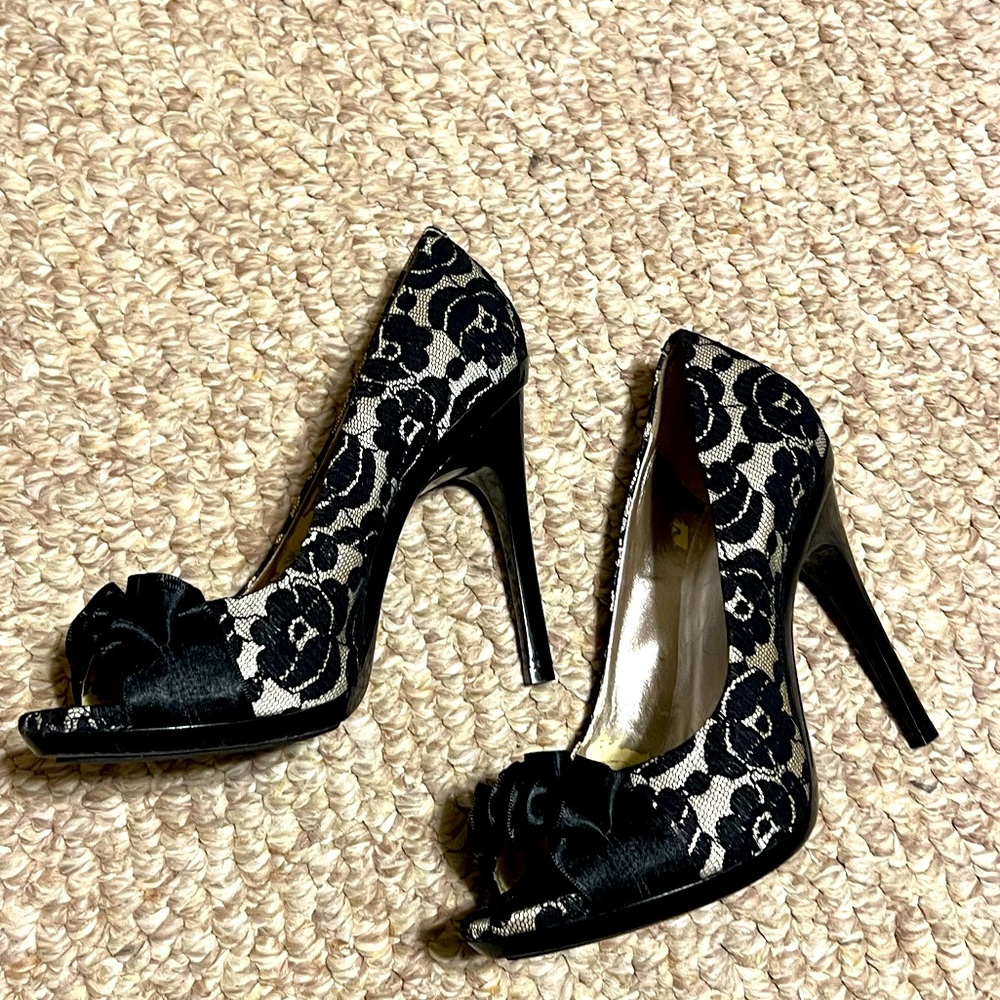 CARLOS SANTANA Prestige Ruffle Open Toe Pumps 8
